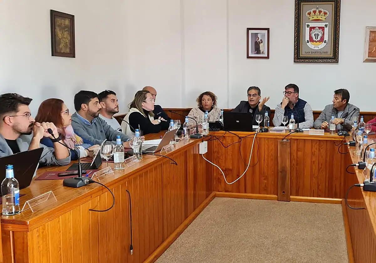 Pleno en San Bartolomé en diciembre, donde se abordó el futuro del colegio.