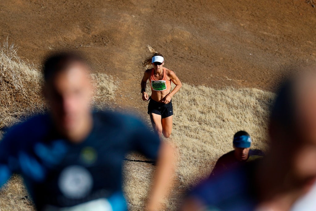 Una de las cientos de participantes en la Artenara Trail de 2023.