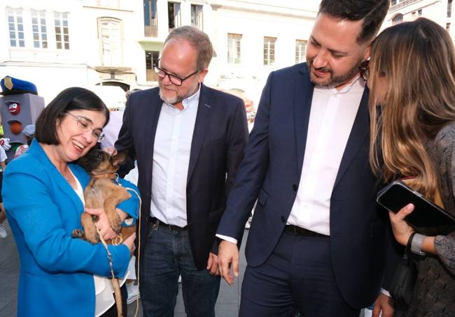 Darias con la pequeña Nax.