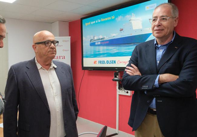 Juan Jesús Rodríguez Marichal, presidente de la Cámara de Comercio, y Juan Jesús Dionis, jefe de carga de Fred. Olsen.