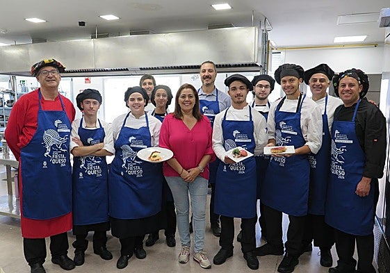 Parte del alumnado y profesorado del IES Noroeste junto a la concejala Teresa Bolaños.