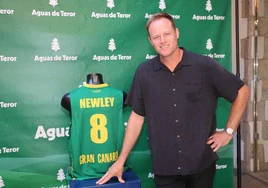 Newley, orgulloso con el dorsal con el que se hizo leyenda en el Gran Canaria.