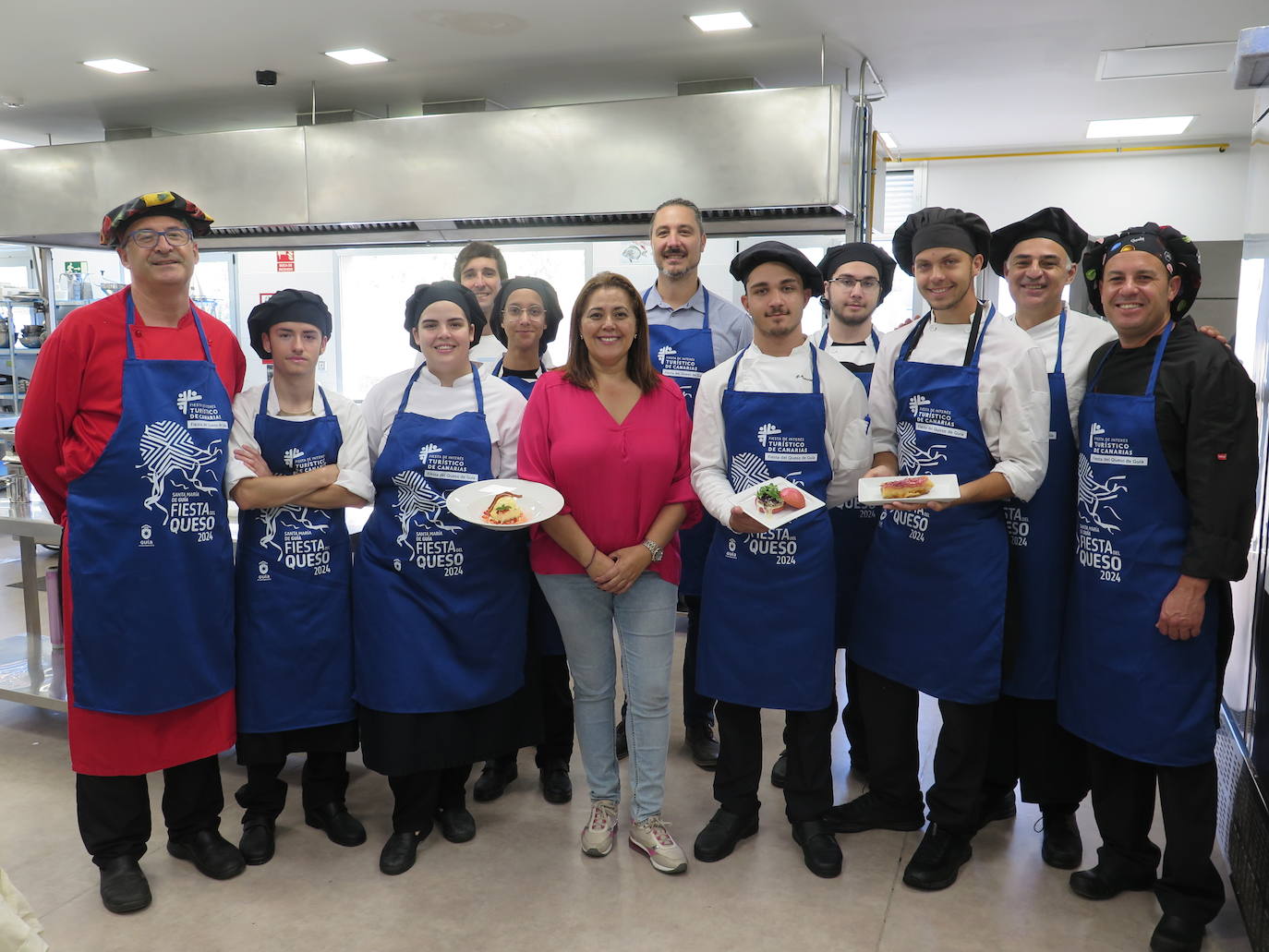 Foto de familia de parte del alumnado y profesorado del IES Noroeste que participa este domingo en la Fiesta del Queso junto a la concejala Teresa Bolaños.