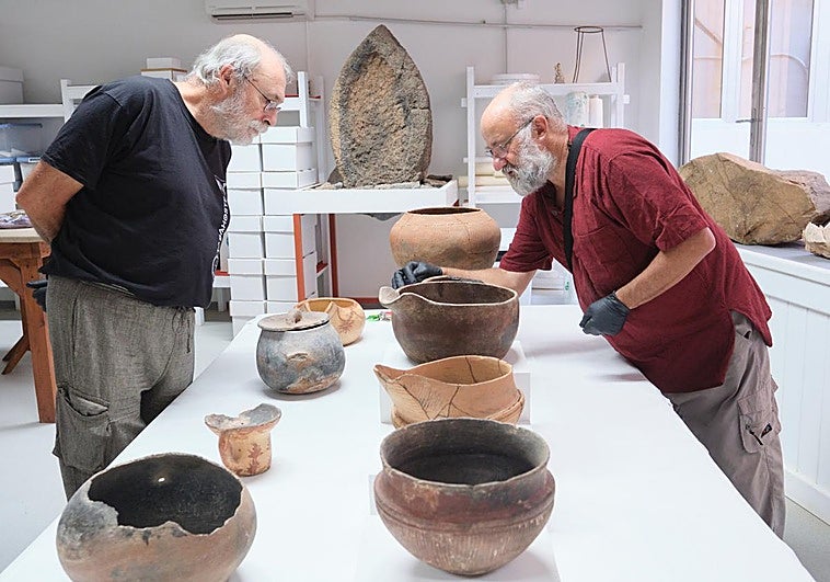 Los alfareros Silverio López, a la izquierda, y José Ángel Hernández, con tofios y otras cerámicas de los fondos del Museo Arqueológico de Fuerteventura (MAF), en Betancuria.