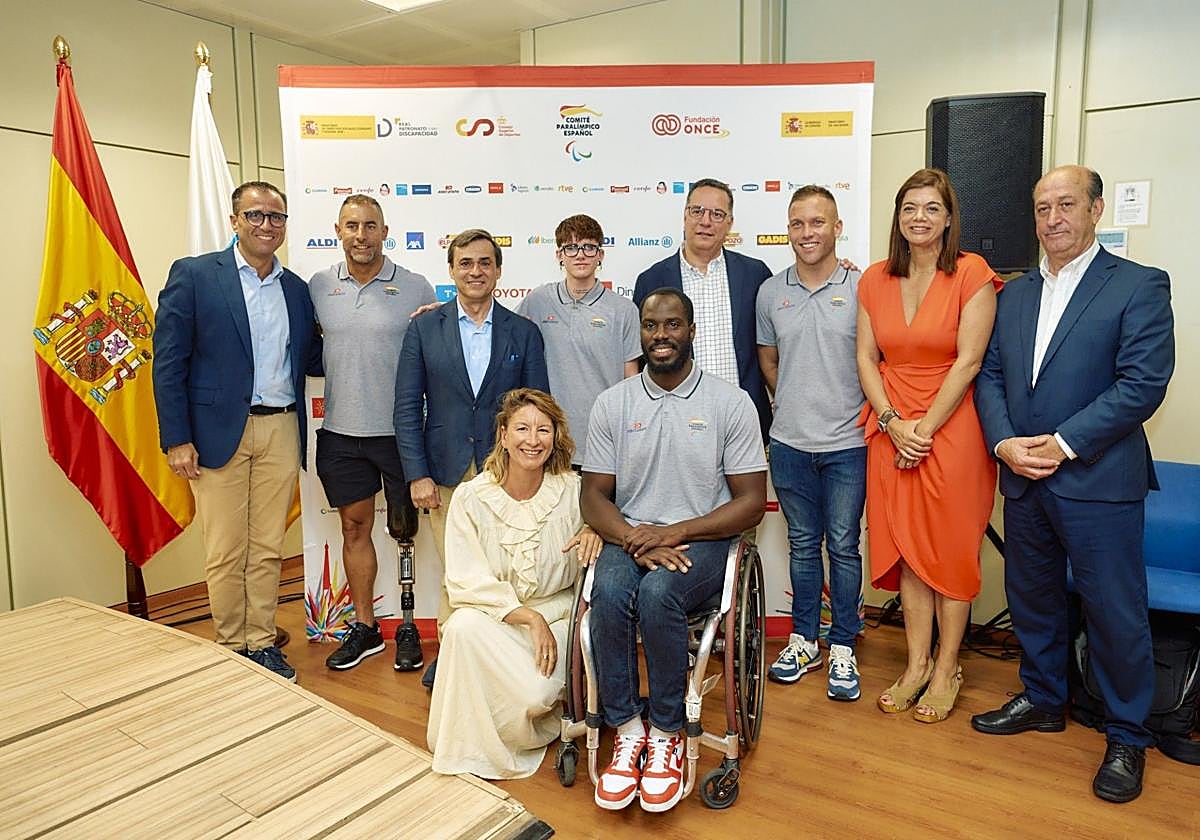 Foto de familia de dirigentes y deportistas.