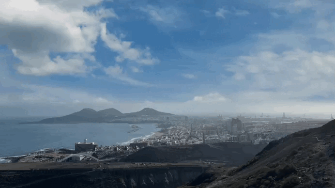 Continuará disminuyendo la nubosidad y subiendo las temperaturas tanto en la capital grancanaria -en la imagen, el entorno de Las Canteras y el Auditorio- como en toda Canarias.