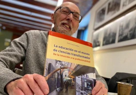 Pere Viladot posa con su libro 'La educación en el museo de ciencias transformador.