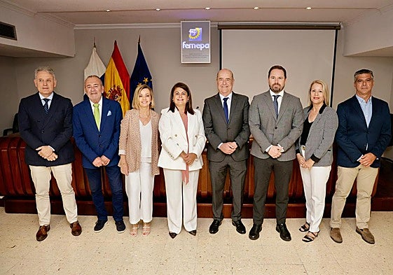La presidenta de Femepa con su equipo y el presidente de la CCE.