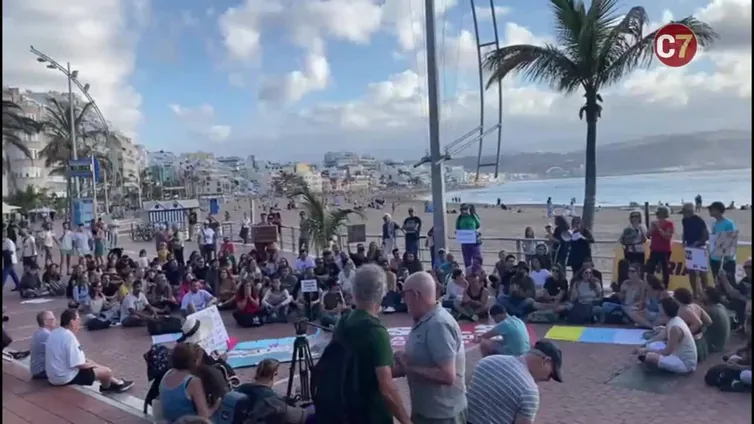 Centenar de personas se manifiestas en Las Canteras contra el modelo de desarrollo turístico de Canarias