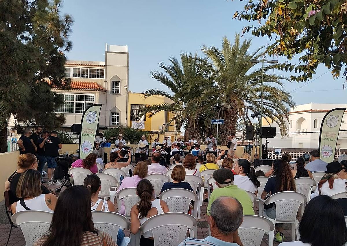 Imagen secundaria 1 - Distintos momentos del acto celebrado en la plaza Pino Guerra.