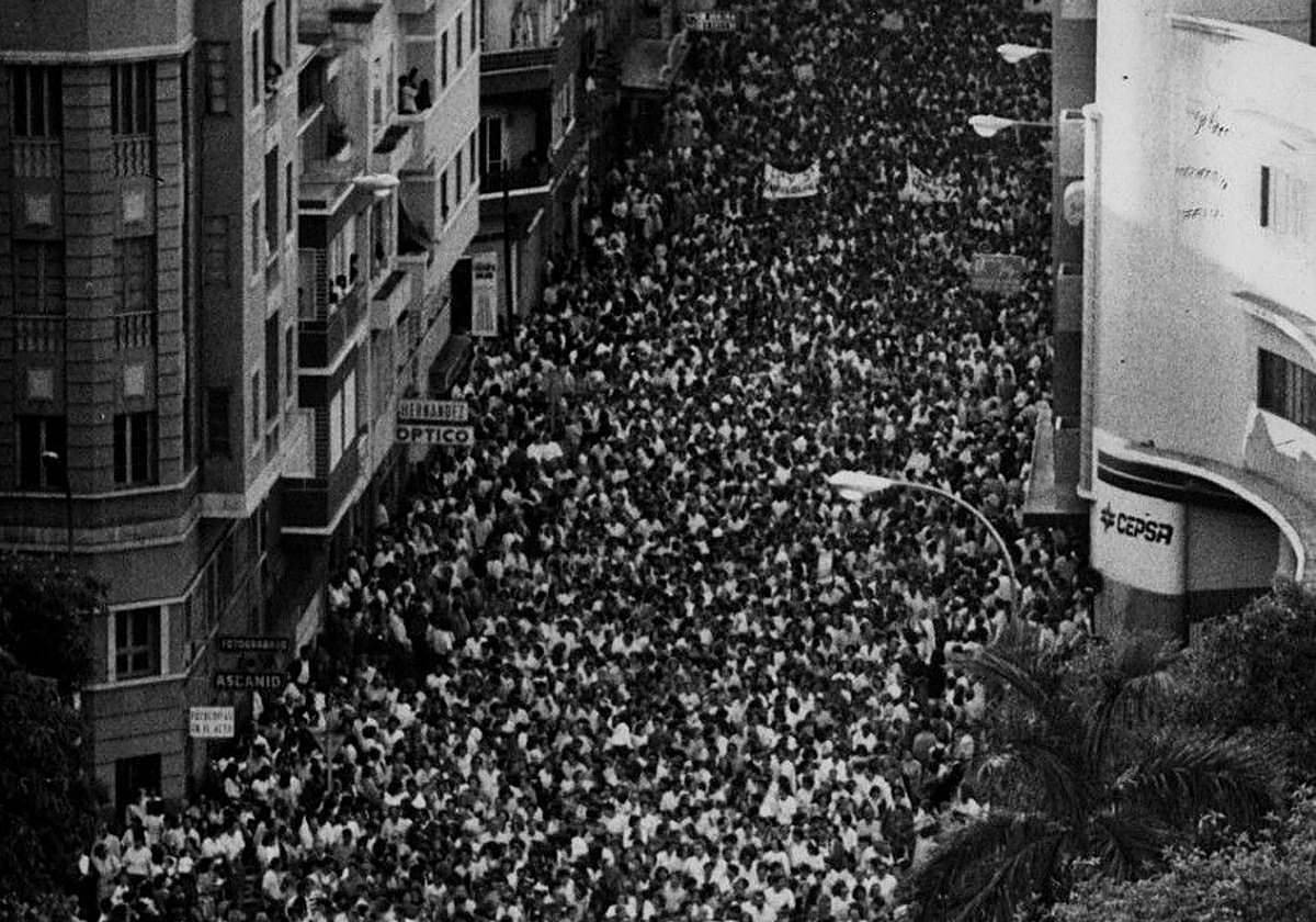 Manifestación de 1988 que sacó a la calle en Gran Canaria a 300.000 personas exigiendo la universidad.