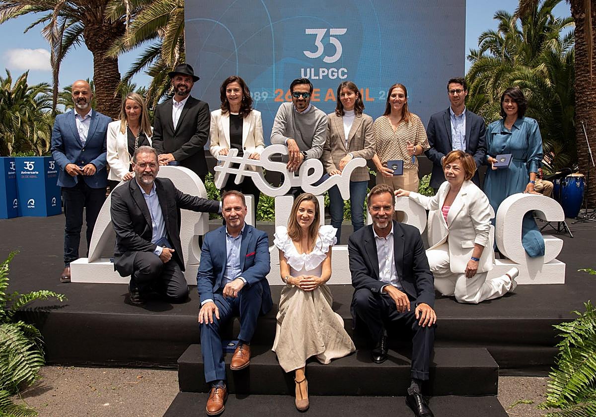 Destacados en sus áreas profesionales. Foto de familia de los egresados reconocidos.