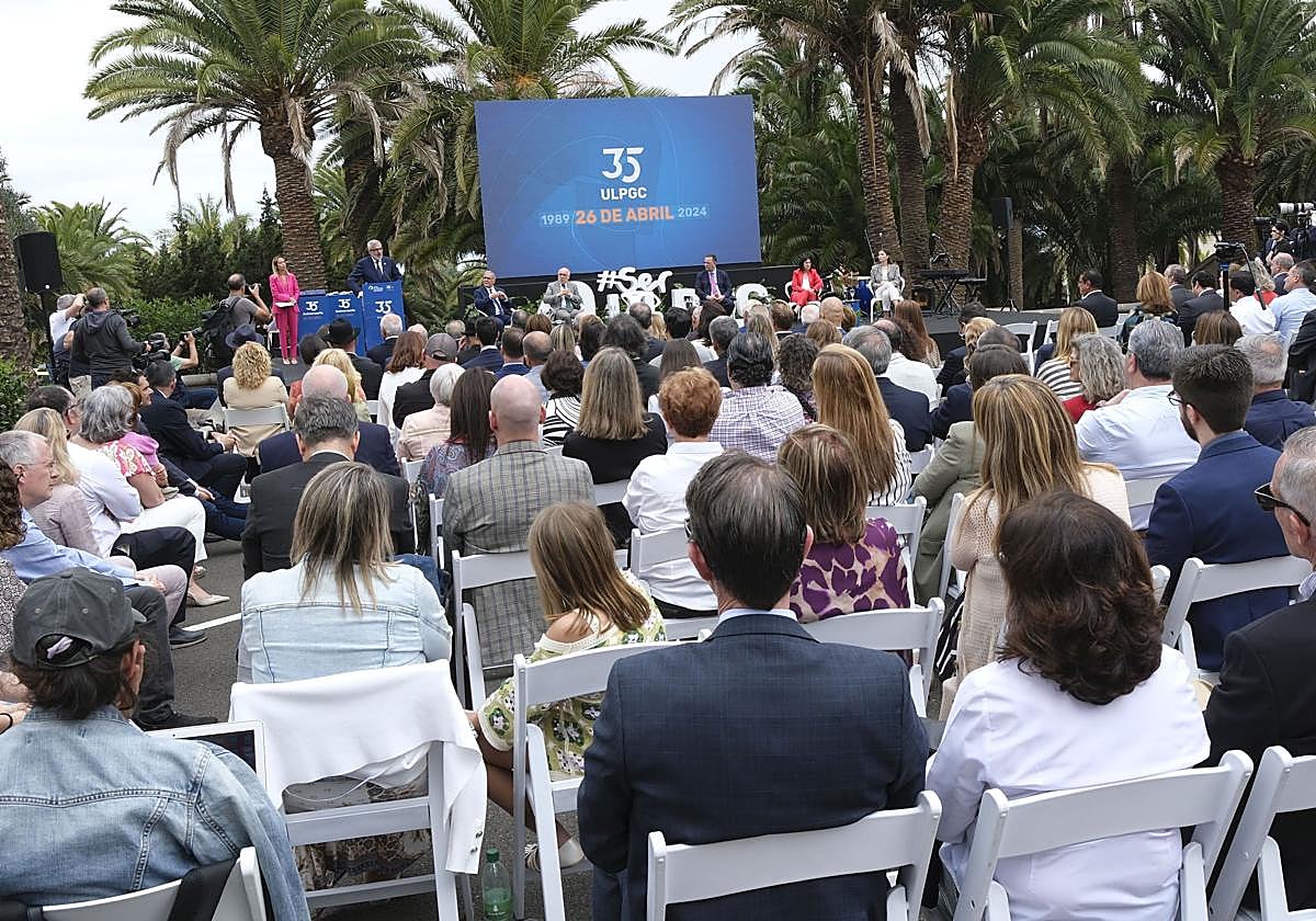 Un momento del acto de celebración del 35 aniversario de la ULPGC en el campus de Tafira.