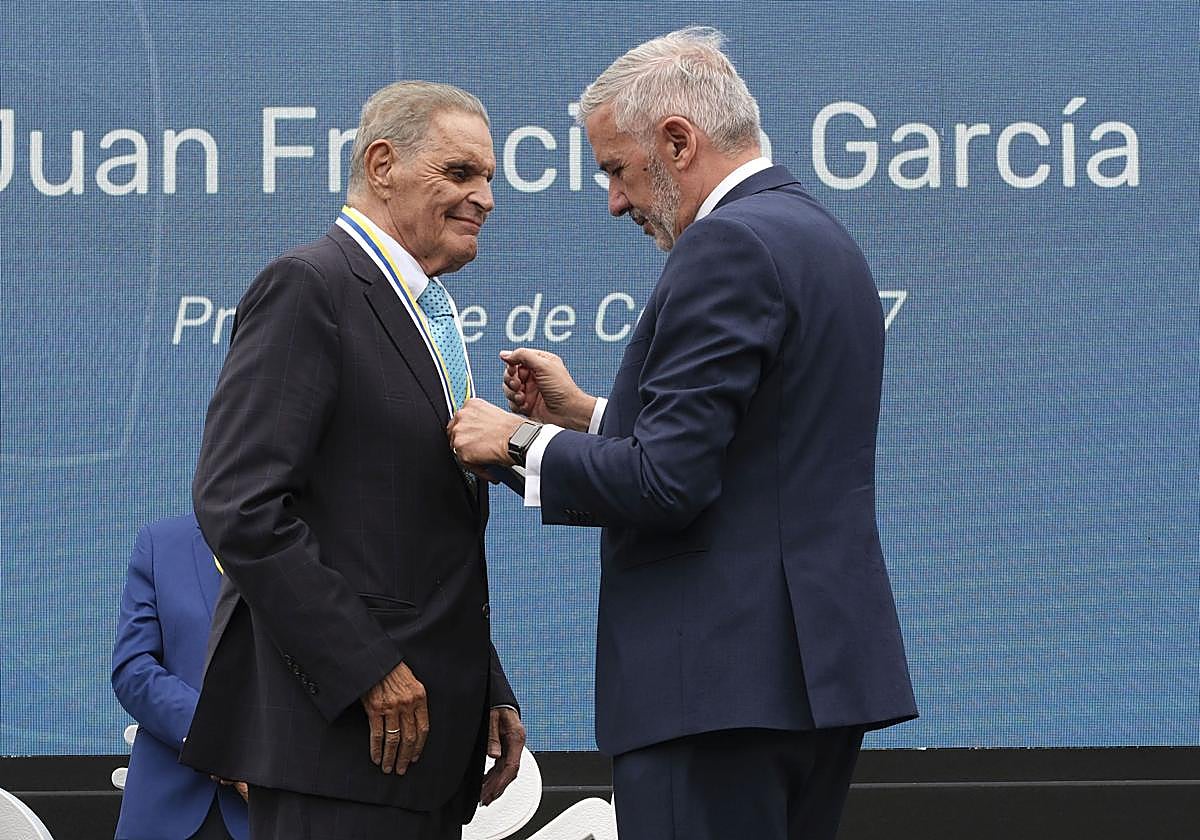 El rector entrega a Medalla a Juan Francisco García, presidente de Inforcasa, empresa editora de CANARIAS7.