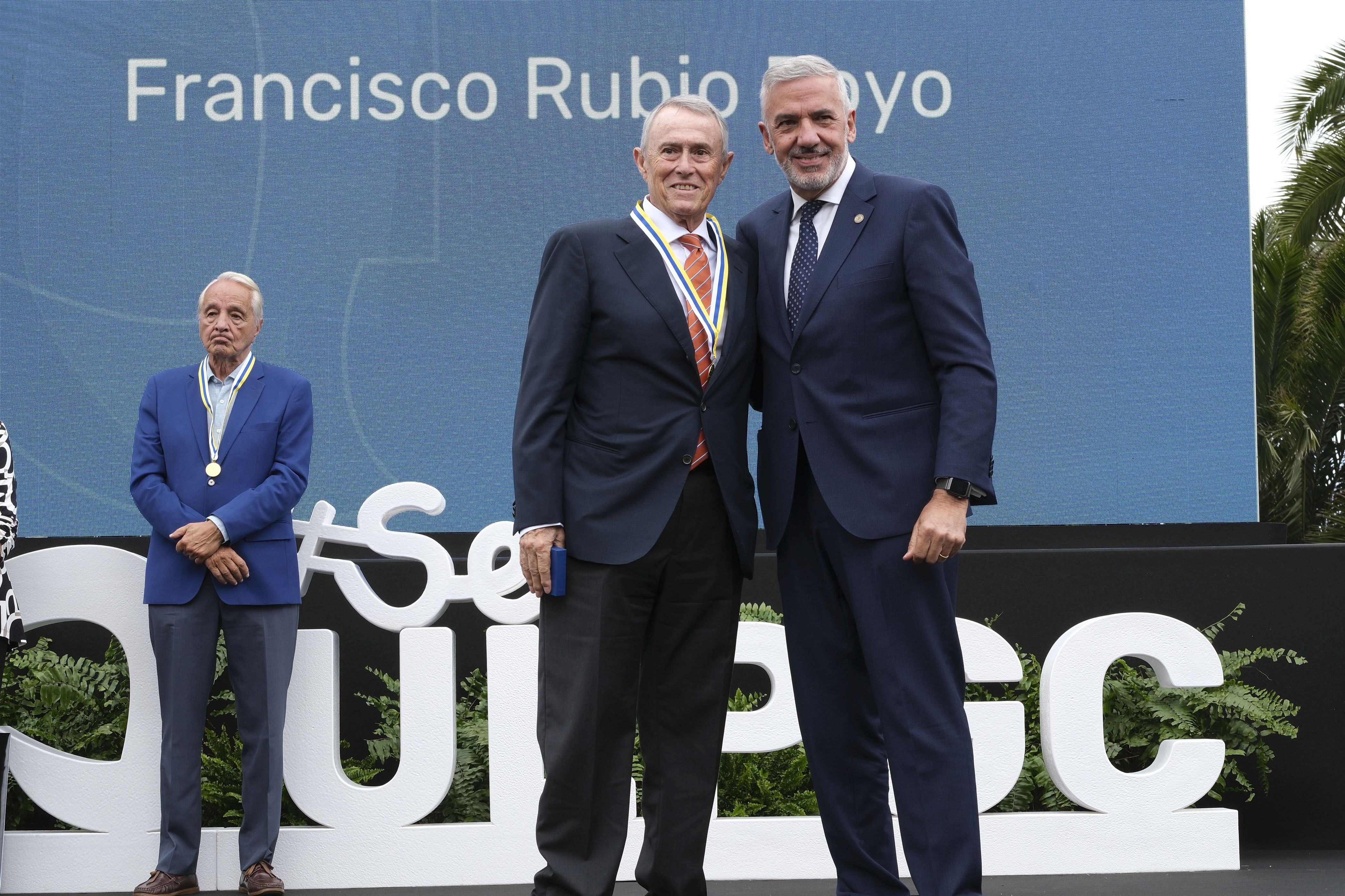 Imagen principal - Francico Rubio Royo luce su medalla junto al rector de la ULPGC. en la parte superior, María Eugenia Márquez. abajo a la izquierda y Ángel Tristán Pimienta, abajoa la derecha