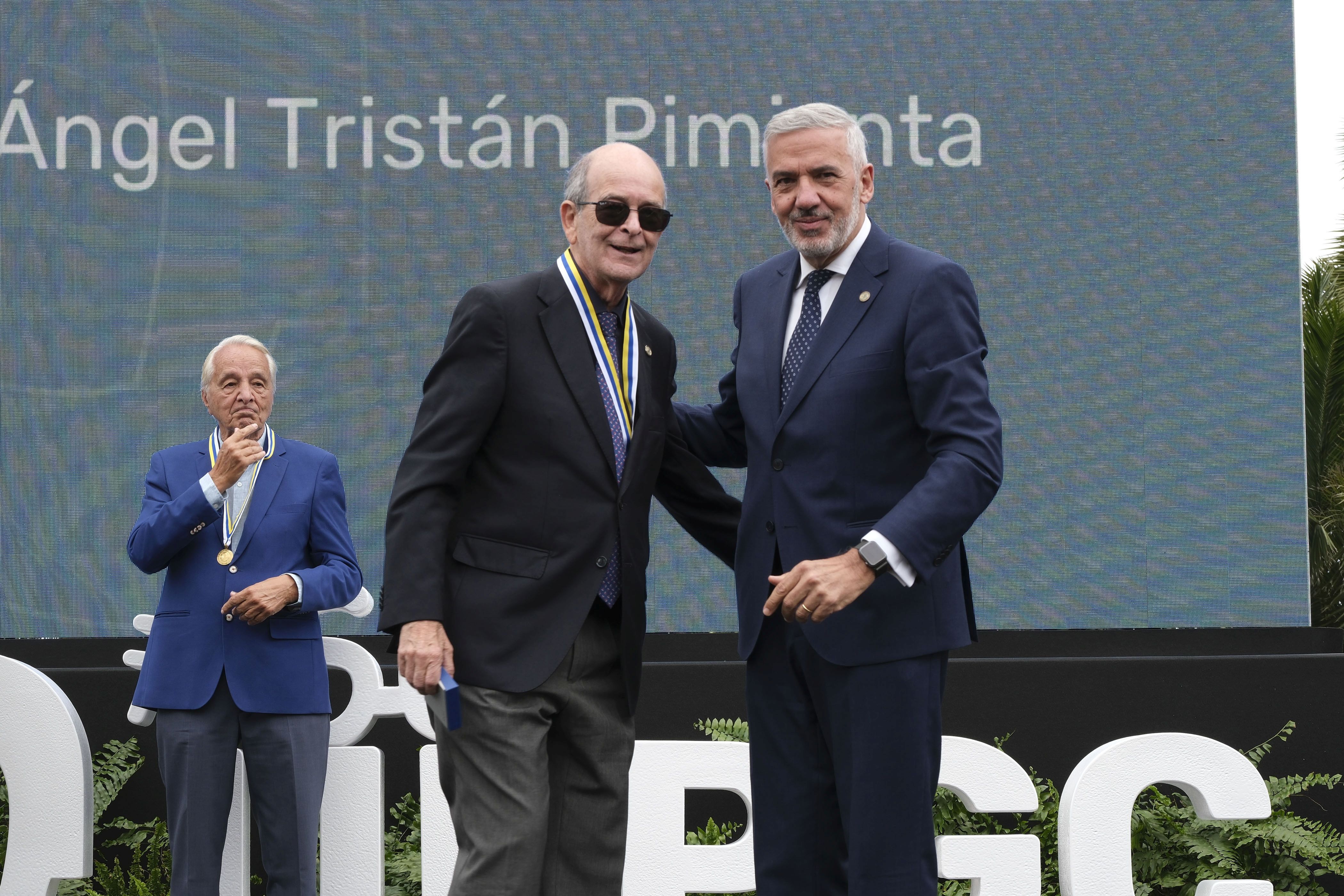 Imagen secundaria 2 - Francico Rubio Royo luce su medalla junto al rector de la ULPGC. en la parte superior, María Eugenia Márquez. abajo a la izquierda y Ángel Tristán Pimienta, abajoa la derecha