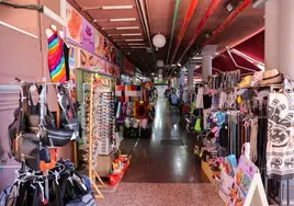 Uno de los pasillos de los negocios de productos textiles o tipo bazar del centro comercial Yumbo.