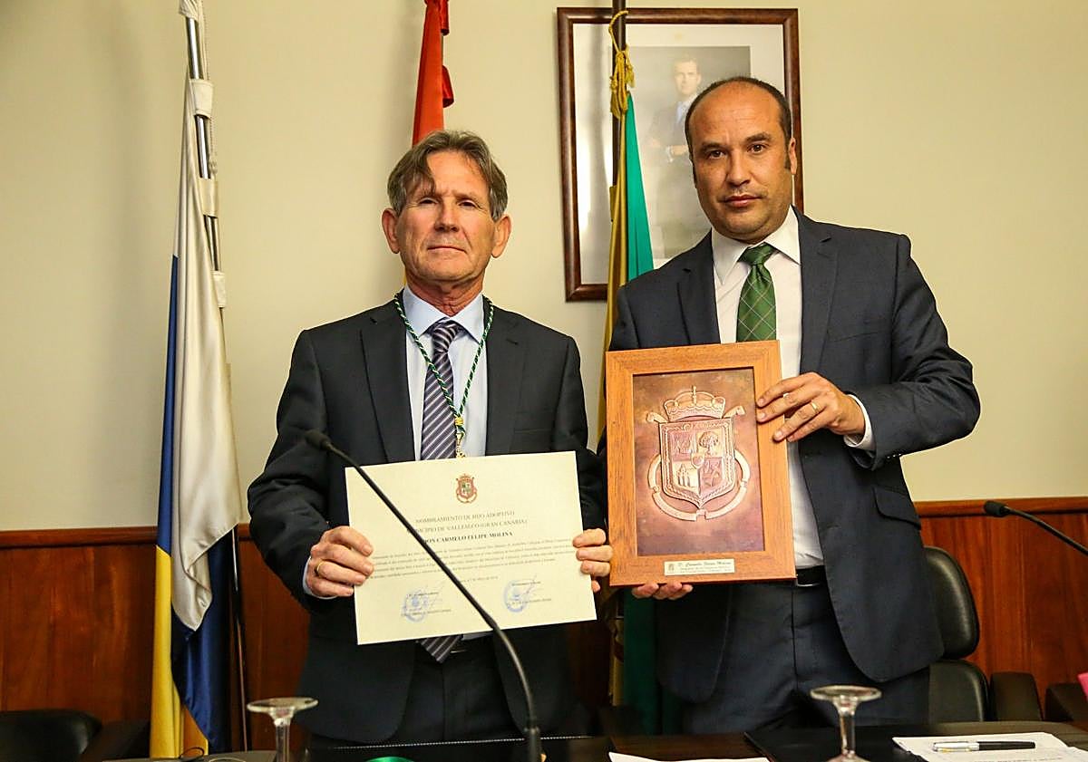 Imagen principal - En 2016, recibiendo el título de Hijo Adoptivo, junto a Dámaso Arencibia. Y en 2006, en una visita a domicilio. 