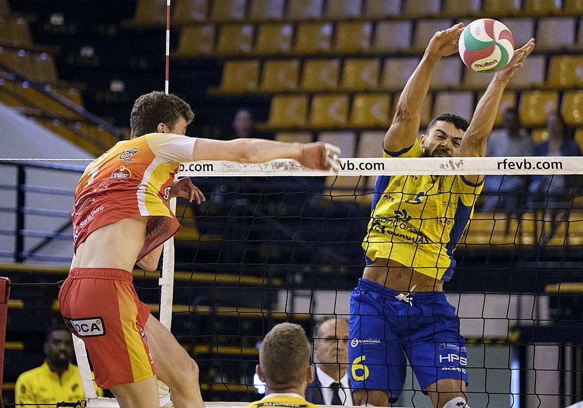 Bezerra, en labores de bloqueo ante el visitante Olalla.