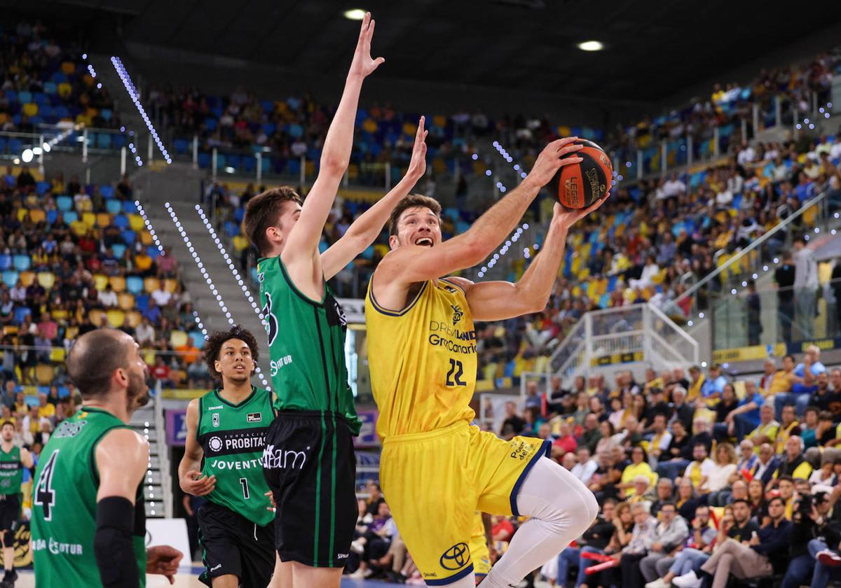 Ethan Happ anota ante el Joventut.