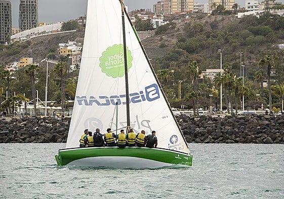 Una de las regatas, durante la prueba, esta mañana en la bahía de Las Palmas de Gran Canaria.
