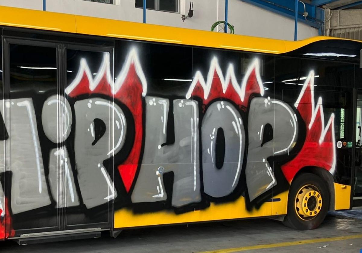 Tres detenidos por pintar un grafiti sobre una guagua