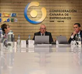El vicepresidente de la CCE junto a María de la Salud Gil y el presidente del Colegio de Economistas de Las Palmas, ayer.