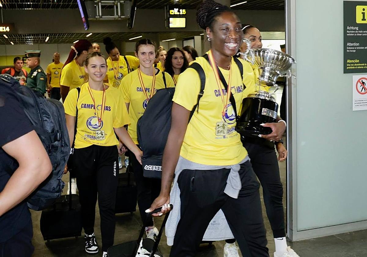 Imagen principal - El Olímpico ya pasea la Liga Iberdrola 2024 por Gran Canaria