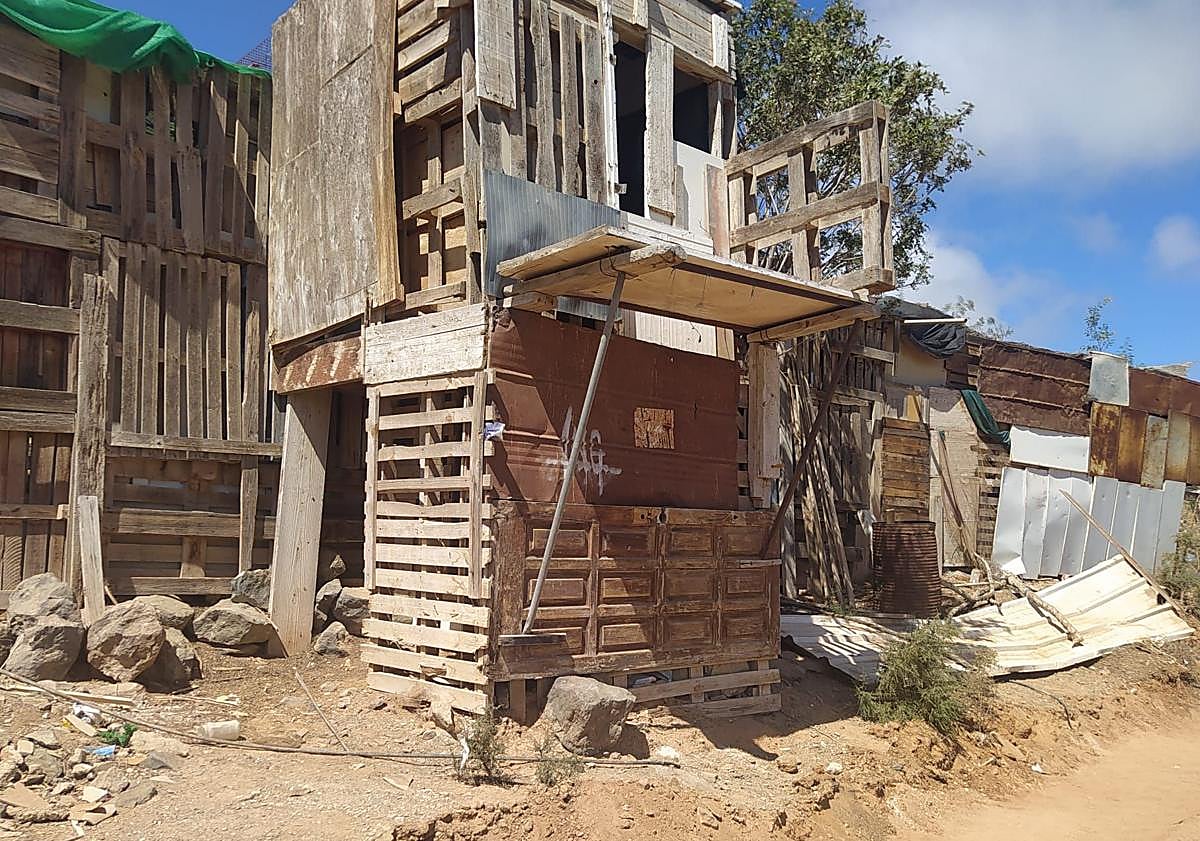 Imagen principal - Distintas imágenes de la basura hallada durante el desalojo de parte de los corrales que había en la Loma de Pino Seco.