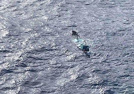 Imagen del cayuco en el que viajaban los supervivientes, que llevaba dos días semihundido.