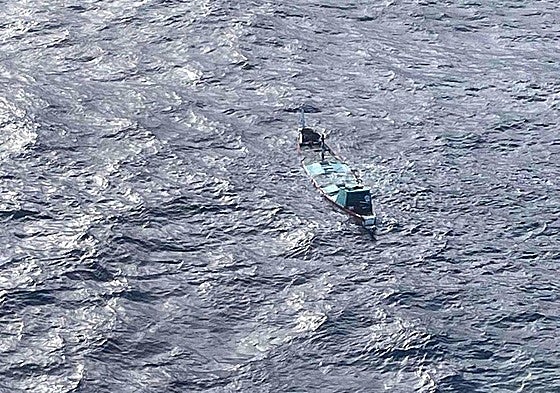 Imagen del cayuco en el que viajaban los supervivientes, que llevaba dos días semihundido.