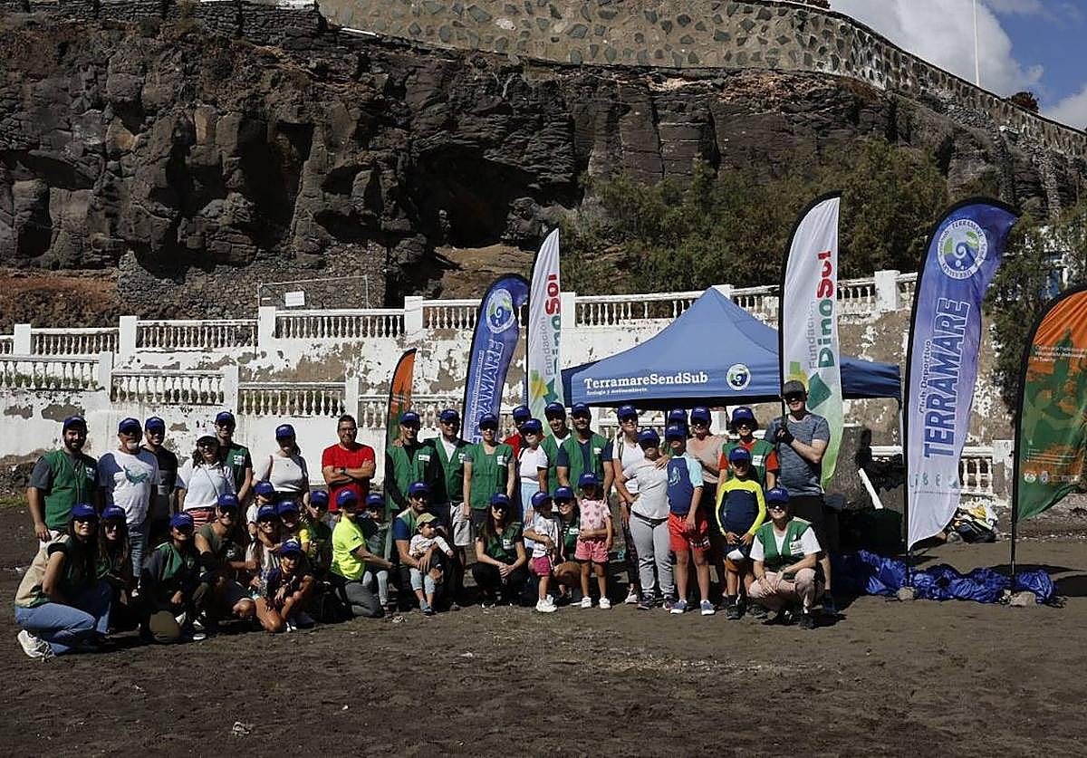 Trabajadores de HiperDino refuerzan su compromiso ambiental en la playa de San Borondón