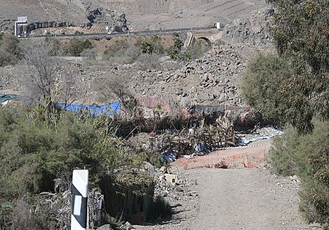 Vista del chamizo que se ha habilitado el que llaman 'el polaco' en suelo de Mogán próximo al poblado de chabolas de El Pajar.