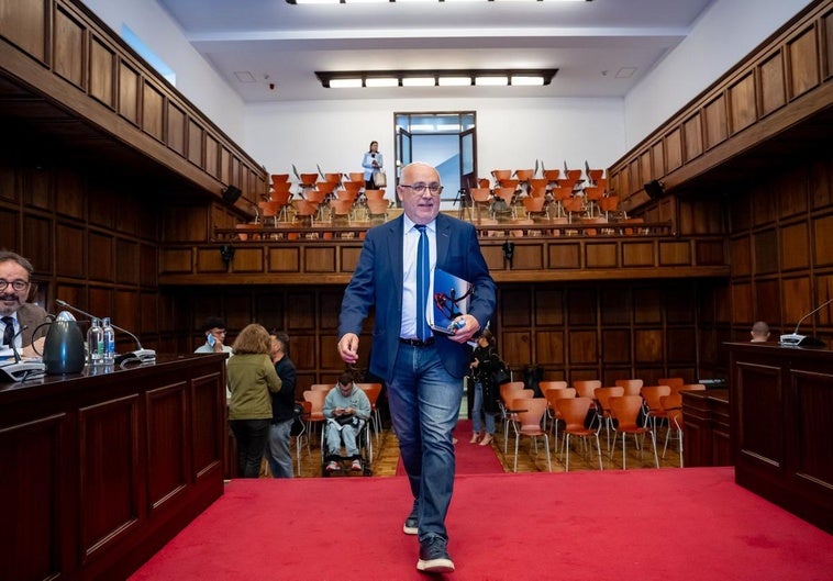 El presidente del Cabildo, Antonio Morales, entrando a la sesión plenaria de este lunes.