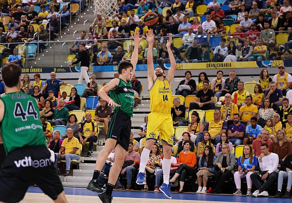 John Shurna lanza a canasta en el partido contra el Joventut.