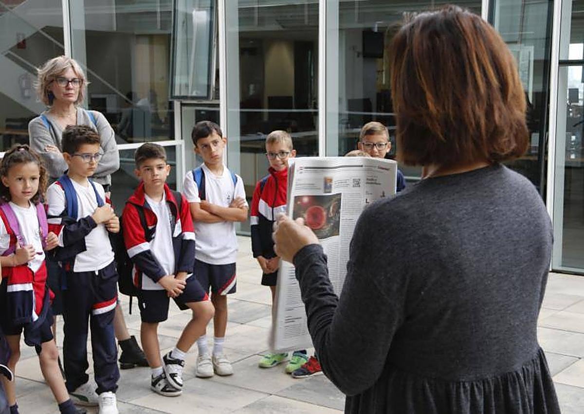 Imagen secundaria 1 - Algunos momentos de la visita del CEIP Santa Bárbara.