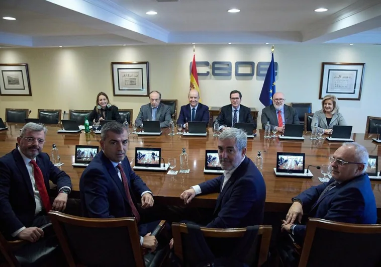 Imagen de archivo de una reciente reunión entre los empresarios de la CEOE y la CCE con el Gobierno de Canarias.