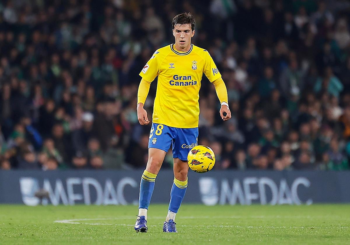 Maxi Perrone, en una acción del encuentro contra el Real Betis, en el Benito Villamarín.