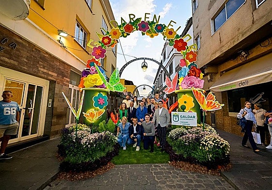 Foto de familia de la apertura de la exposición floral.