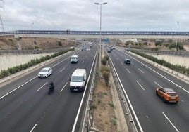 A la derecha de la imagen, carril de acceso al Campus de Tafira desde la GC-3.