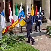 El presidente de Canarias, Fernando Clavijo, levanta la bandera de España, que se había caído.