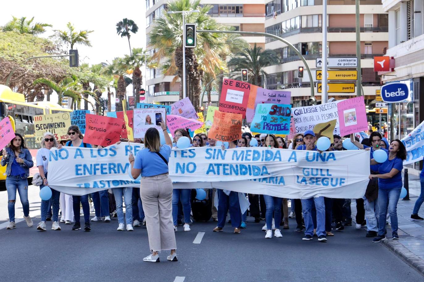 La manifestación en contra de los recortes en Sanidad a los trastornos de la conducta alimentaria, en imágenes