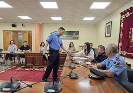 El alcalde Matías Peña, el subinspector jefe y los familiares presencian la jura del cargo de J.A. Rodríguez.