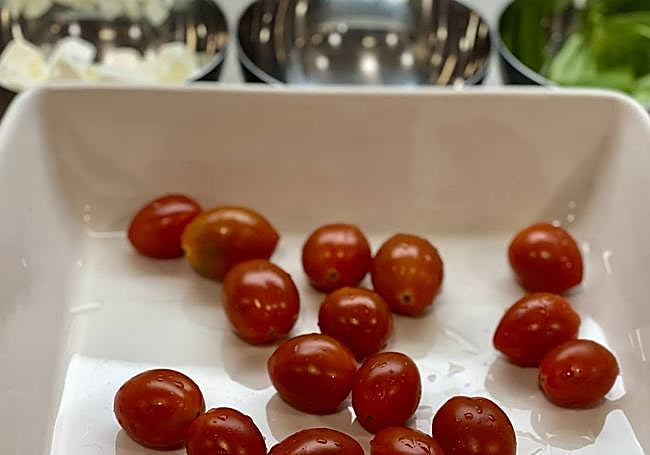 Lavaremos los tomates y los pondremos en una fuente para horno