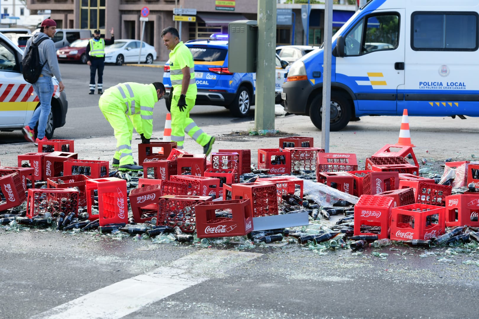 Cae la mercancía de un camión en Belén María