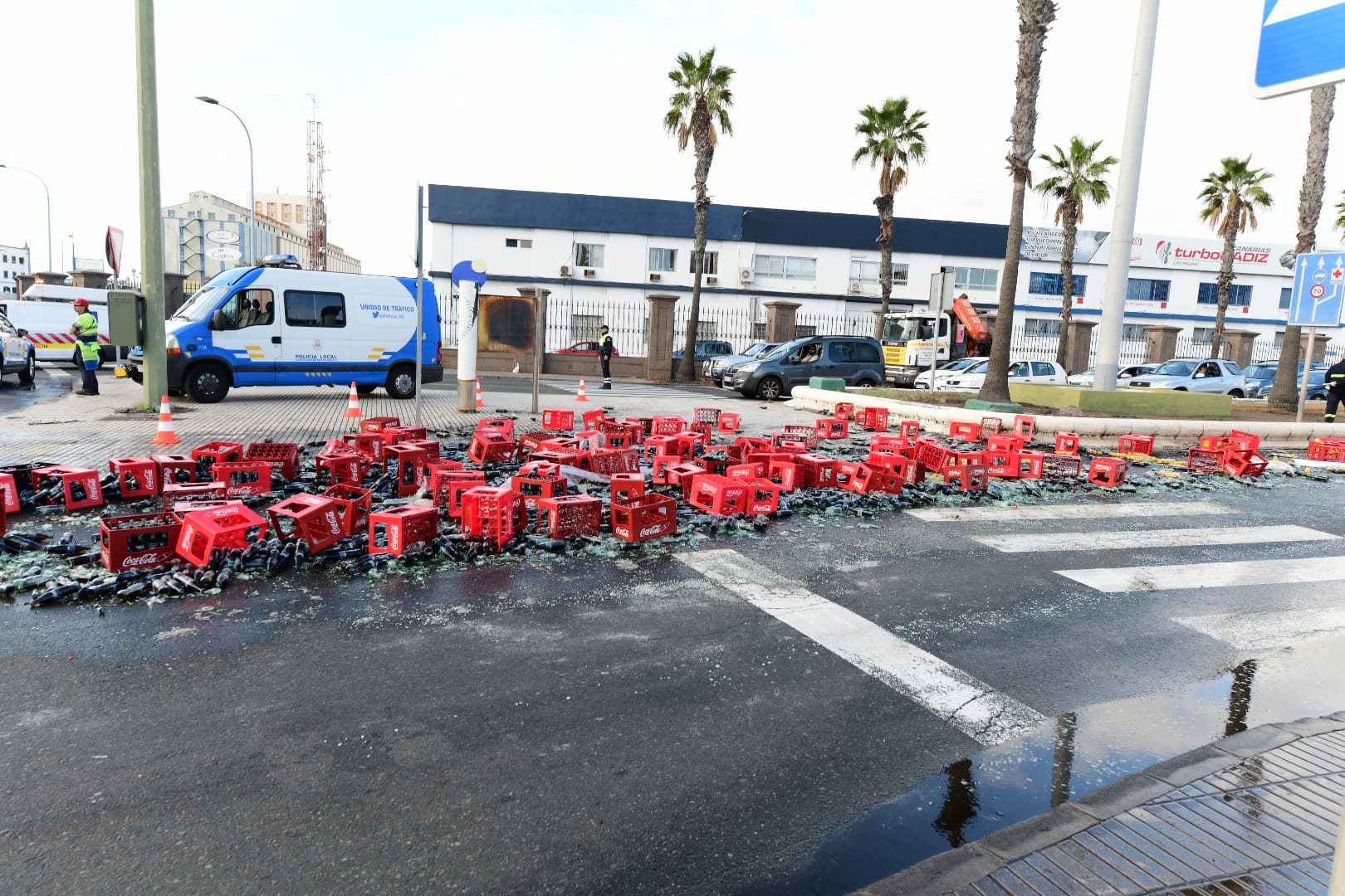 Cae la mercancía de un camión en Belén María
