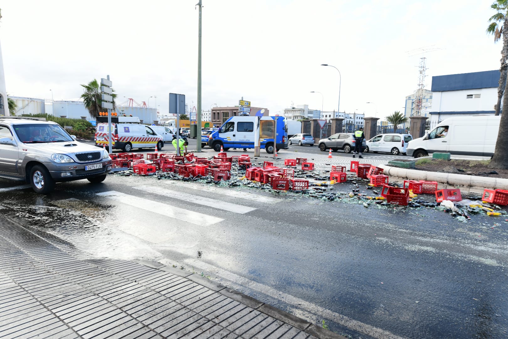 Cae la mercancía de un camión en Belén María