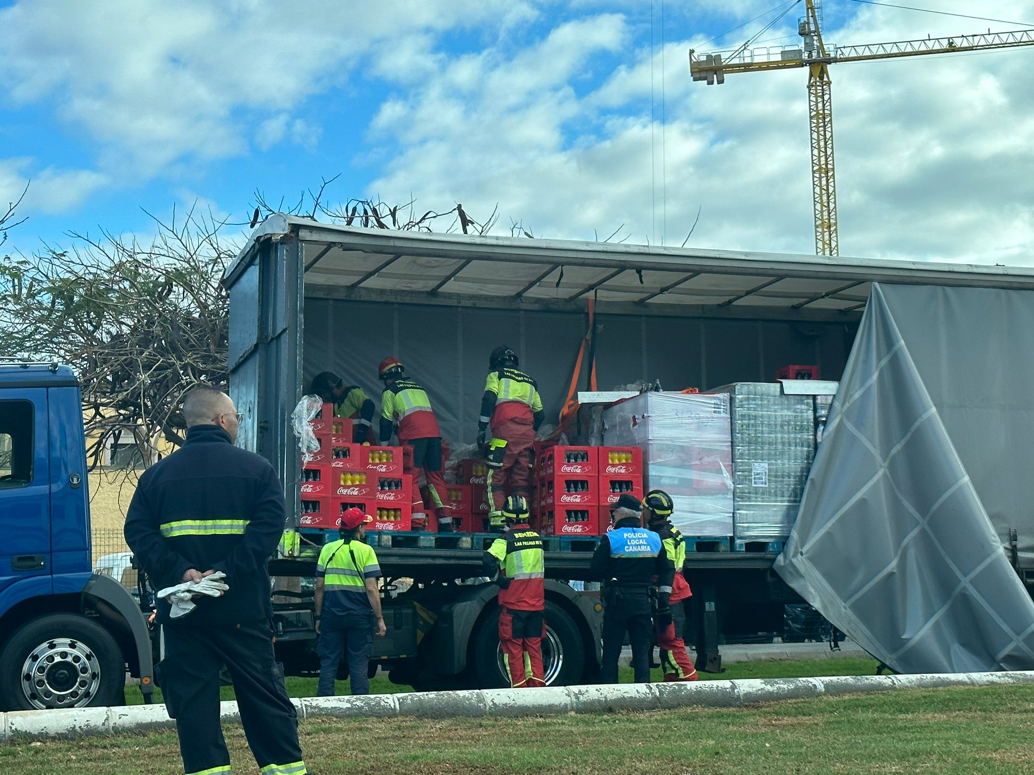 Cae la mercancía de un camión en Belén María