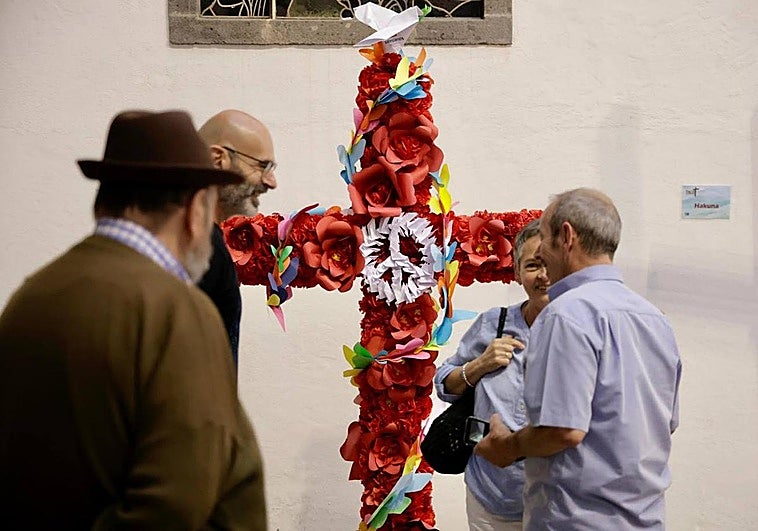 Una de las cruces que forma parte de la muestra.
