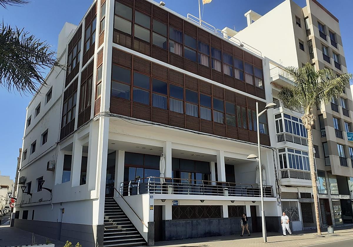 Vista de la fachada principal de la Sociedad Democracia.